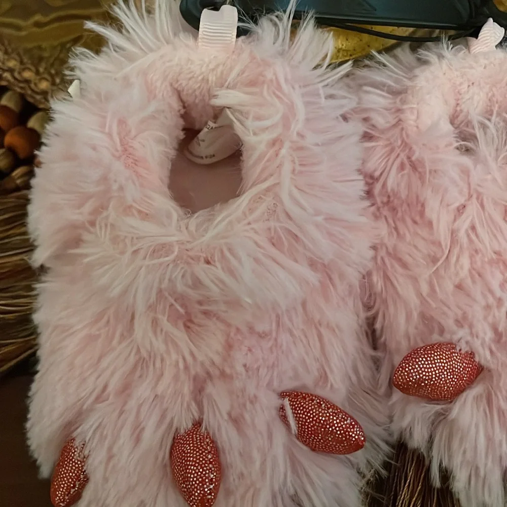 NWT~ Fluffy Pink Baby Girl Slippers in Size: 3 (6M)! Wonder Nation. Non-Skid|NEW